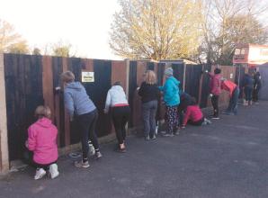 GoodGym的志愿者帮助修整梅登黑德学校的栅栏