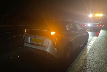 在梅登黑德附近的M4大道上，发现一名醉酒的出租车司机睡着了